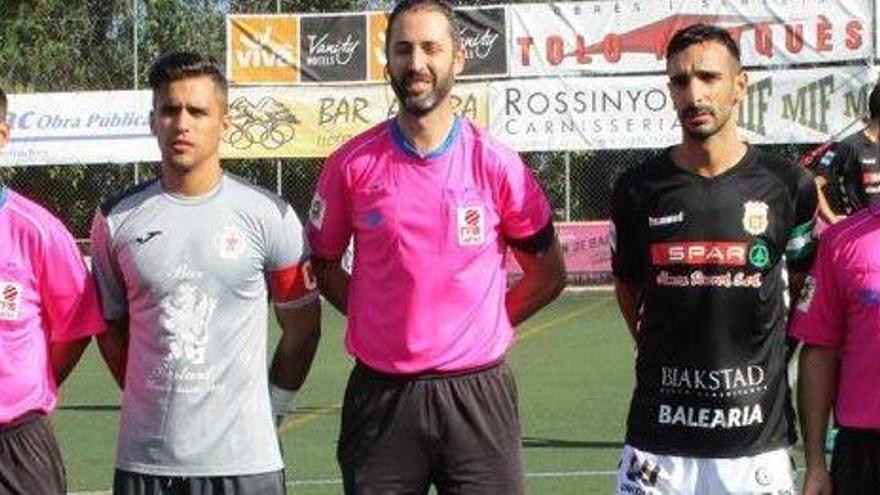 Los capitanes de ambos equipos junto al trío arbitral.