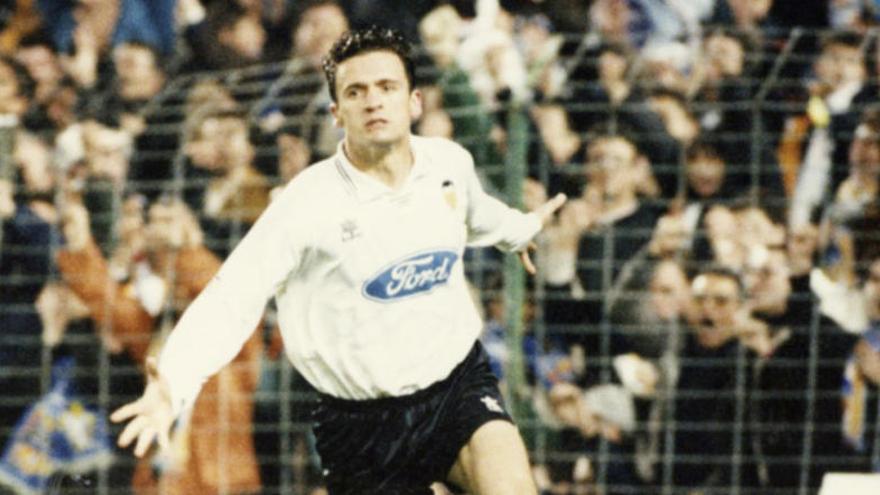 Mijatovic celebra un gol con uno de sus gestos preferidos en marzo de 1996