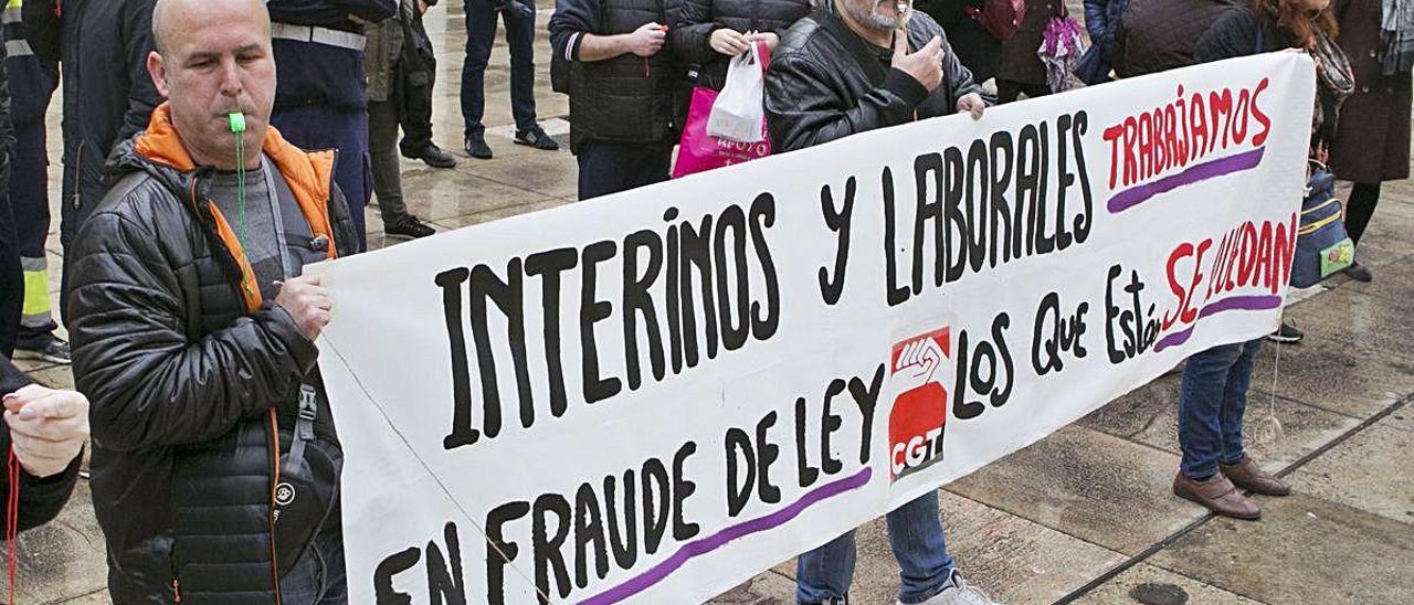 Una de las protestas de interinos ante el Ayuntamiento de Alicante.