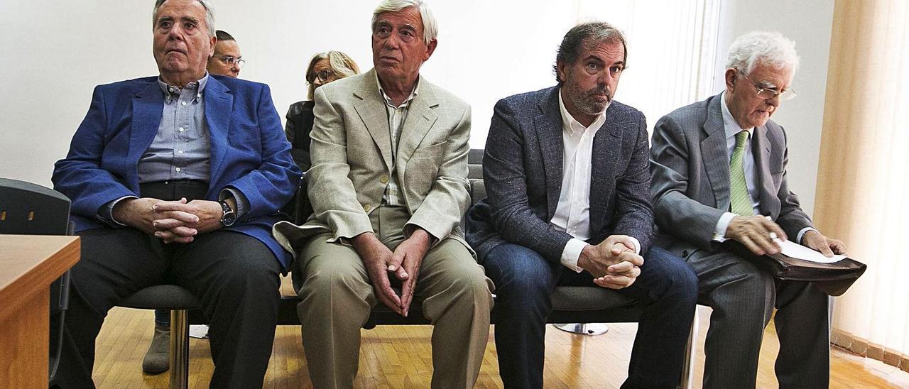 De izquierda a derecha, Luis Díaz Alperi, Antonio Solana, Javier Palacios y Antonio Moreno, en el banquillo durante el juicio. | RAFA ARJONES