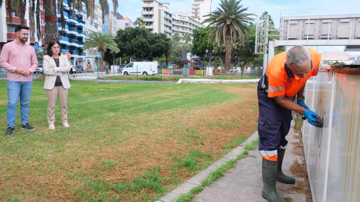 La alcaldesa, Carolina Darias, y el concejal de Limpieza, Héctor Alemán, junto a un trabajador que retira una pintada.