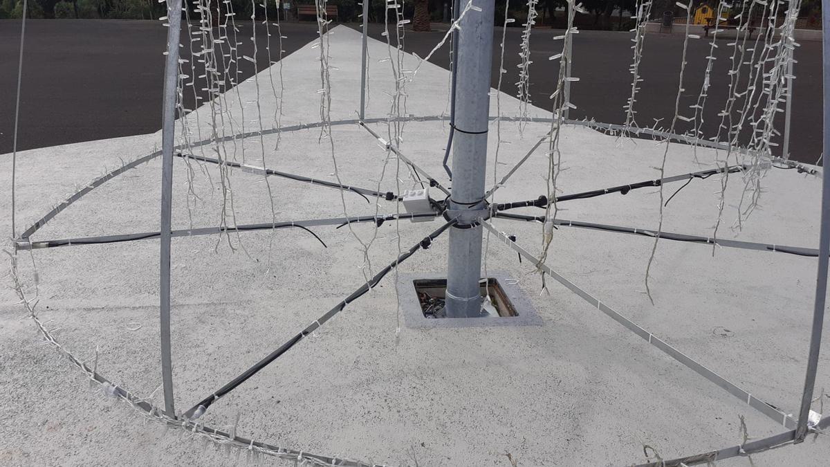 Corte de cables en el árbol de Navidad instalado en el parque de La Estrella.