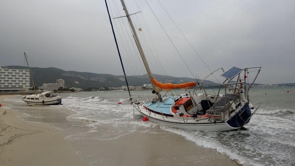 El temporal deja varios barcos varados en Son Maties