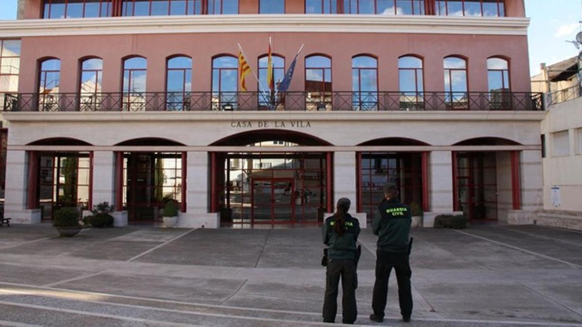 Dos agentes de la Guardia Civil, frente a la fachada del Ayuntamiento de Alcanar (Montsià), ayer.