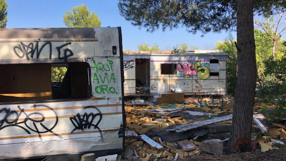 Un bungaló completamente destrozado y con los restos de muebles esparcidos.  | L-EMV