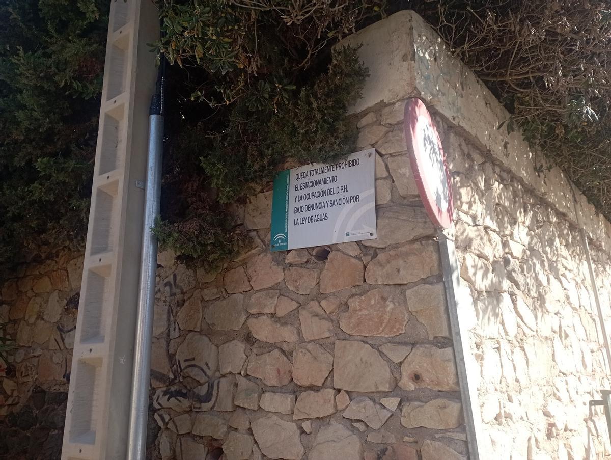 Cartel de prohibido aparcar, arroyo de La Caleta, calle Ramos Marín, El Limonar.