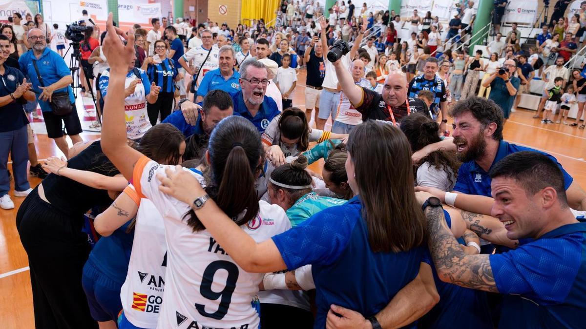 Jugadoras y cuerpo técnico del Wanapix celebran la victoria del ascenso.
