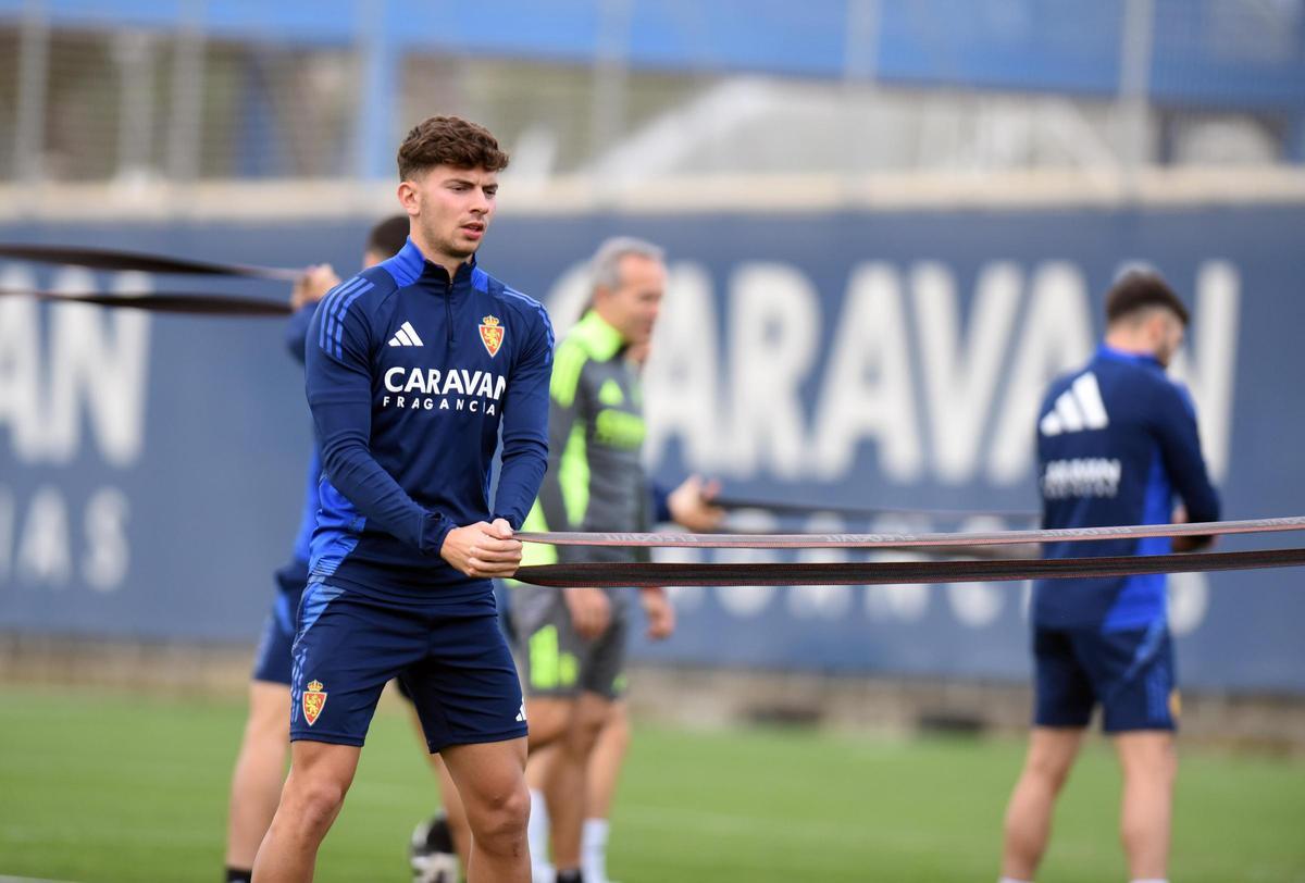 Gori, que jugará sus primeros minutos en partido oficial con el Real Zaragoza, realiza un ejercicio durante un entrenamiento.