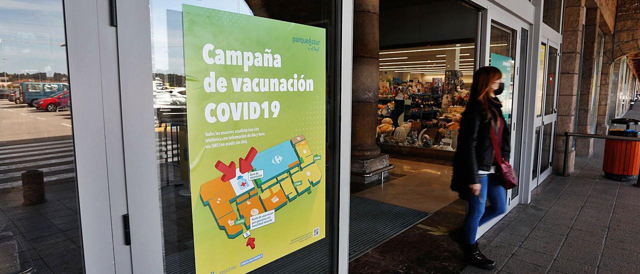 Un cartel informativo en una de las puertas de acceso al centro comercial de Trasona.