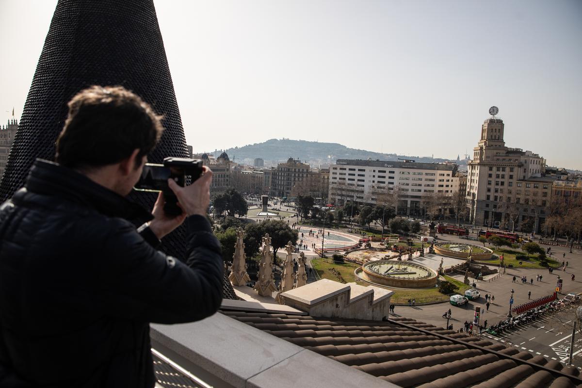 La plaza de Catalunya, vista desde la terraza de la Casa Pascual i Pons, y a la izquierda una de los pináculos cercenados en los 60.