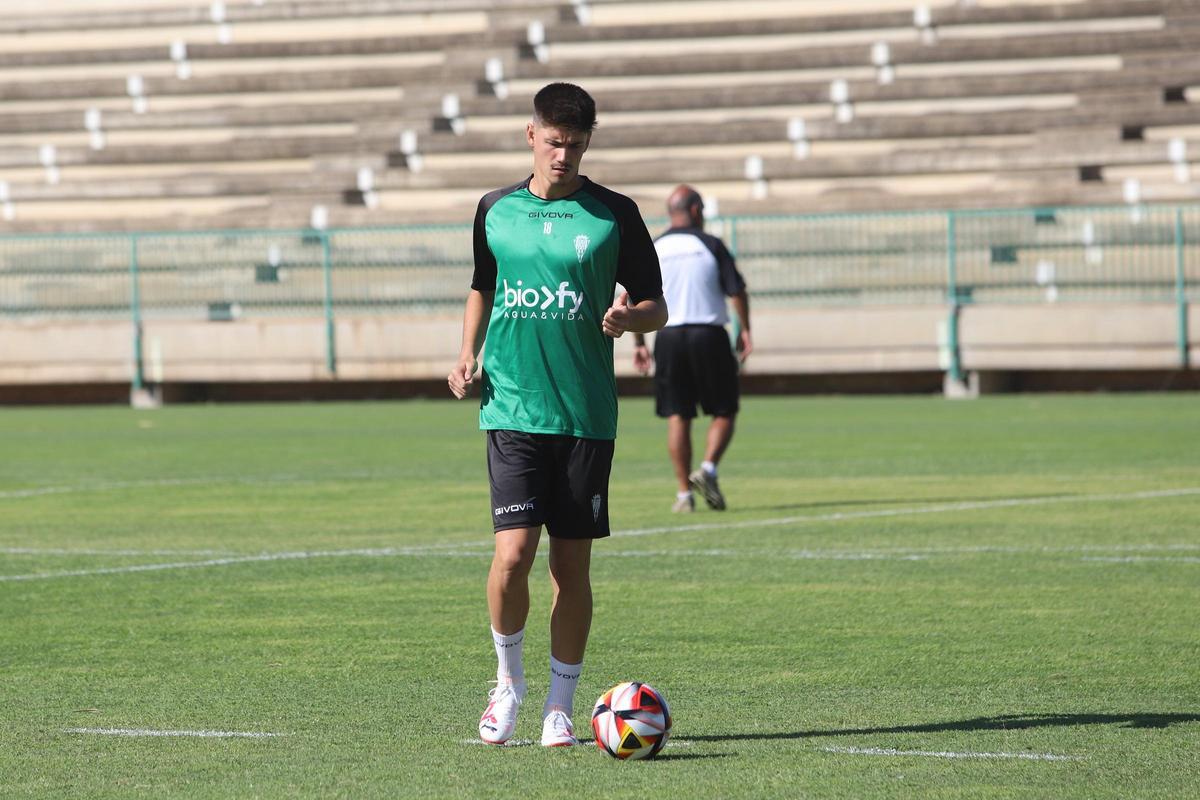 Carlos García conduce el balón durante un entrenamiento del Córdoba CF en la Ciudad Deportiva, esta temporada.