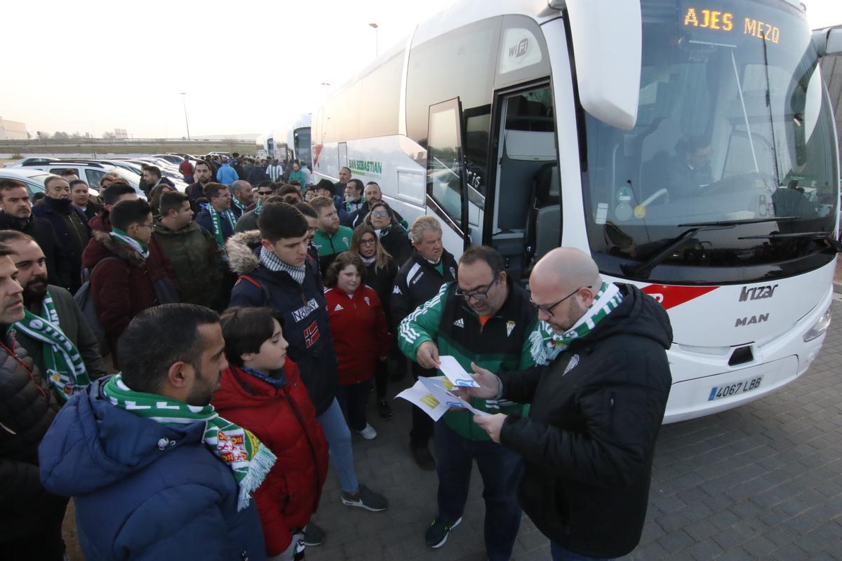 salida de la caravana de autobuses autocares con aficionados cordobesista a Huelva Córdoba CCF CF viaje