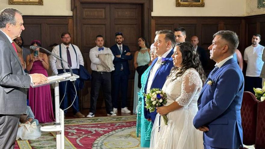 Boda numerosa bajo la batuta del alcalde