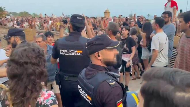 Enfrentamientos entre manifestantes y policías en Mallorca durante una protesta contra la densificación turística