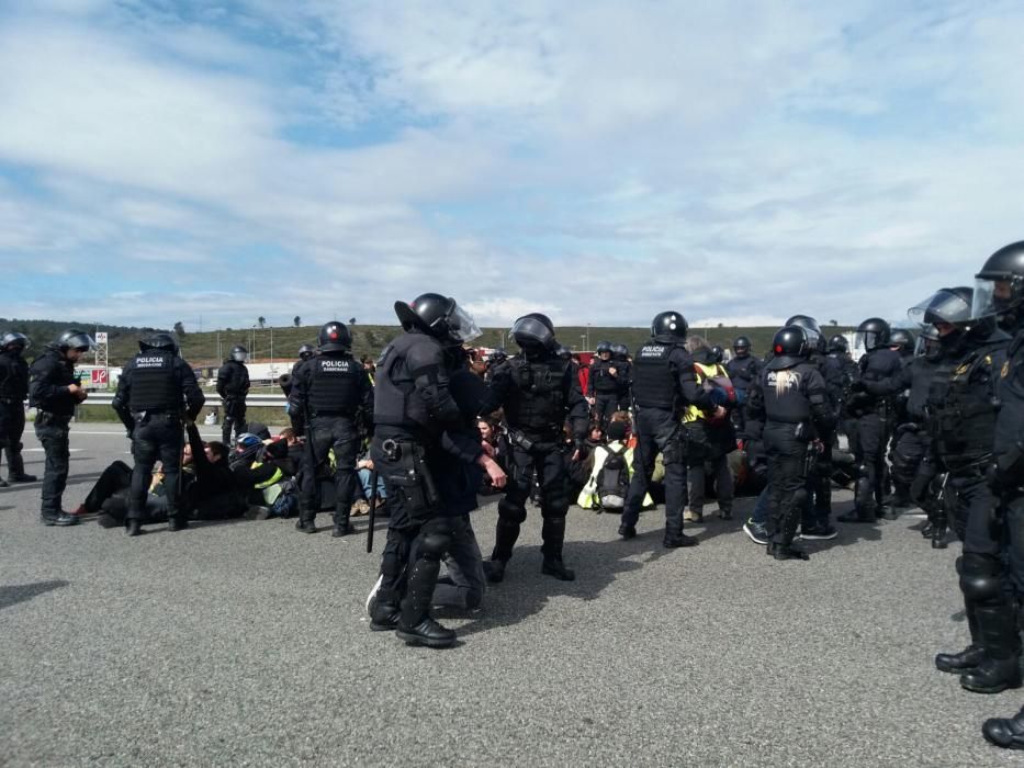 Els Mossos desallotgen els manifestants de l'AP-7