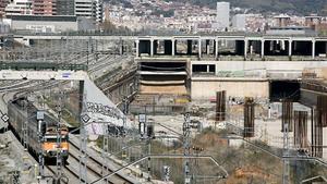 Las obras de la estación de la Sagrera, recientemente retomadas tras un parón de años, el pasado 26 de marzo, con algunos trabajadores. 