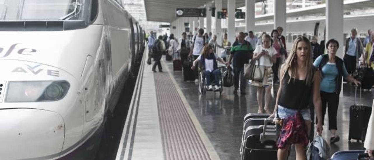 Fomento privatizará el tren a Valencia y el AVE de Elche junto al AVE Alicante-Madrid