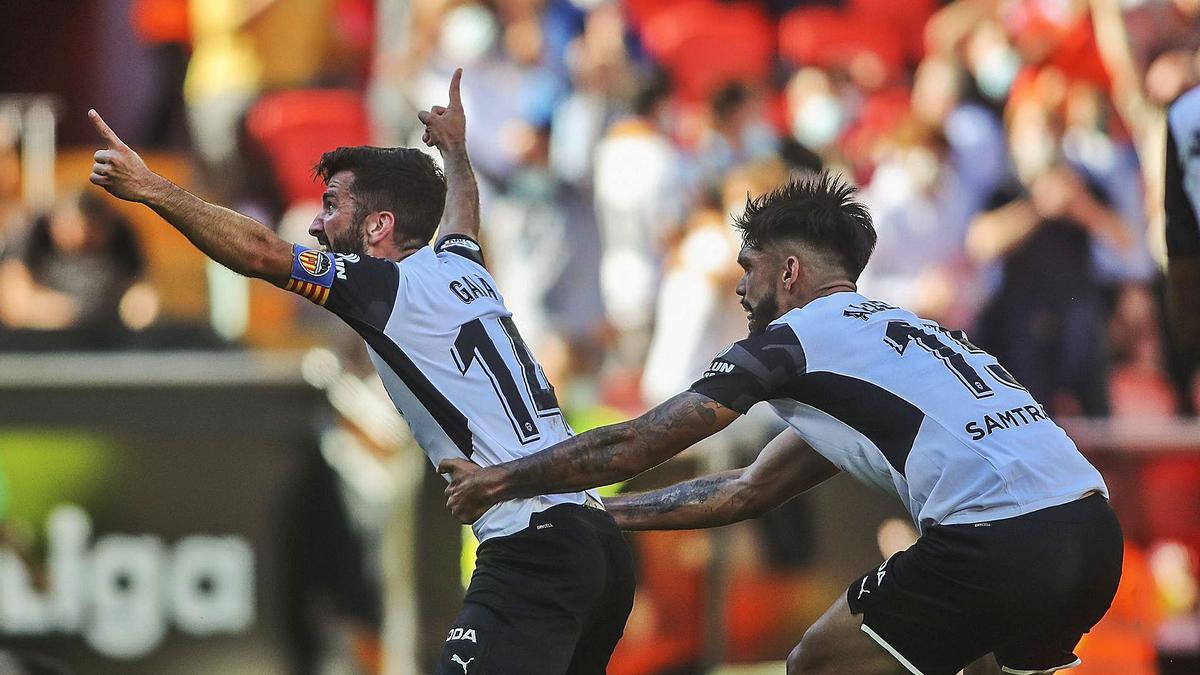 José Luis Gayà celebra con furia el gol en el minuto 98 que igualaría el marcador en el definitivo 2-2. | F.CALABUIG