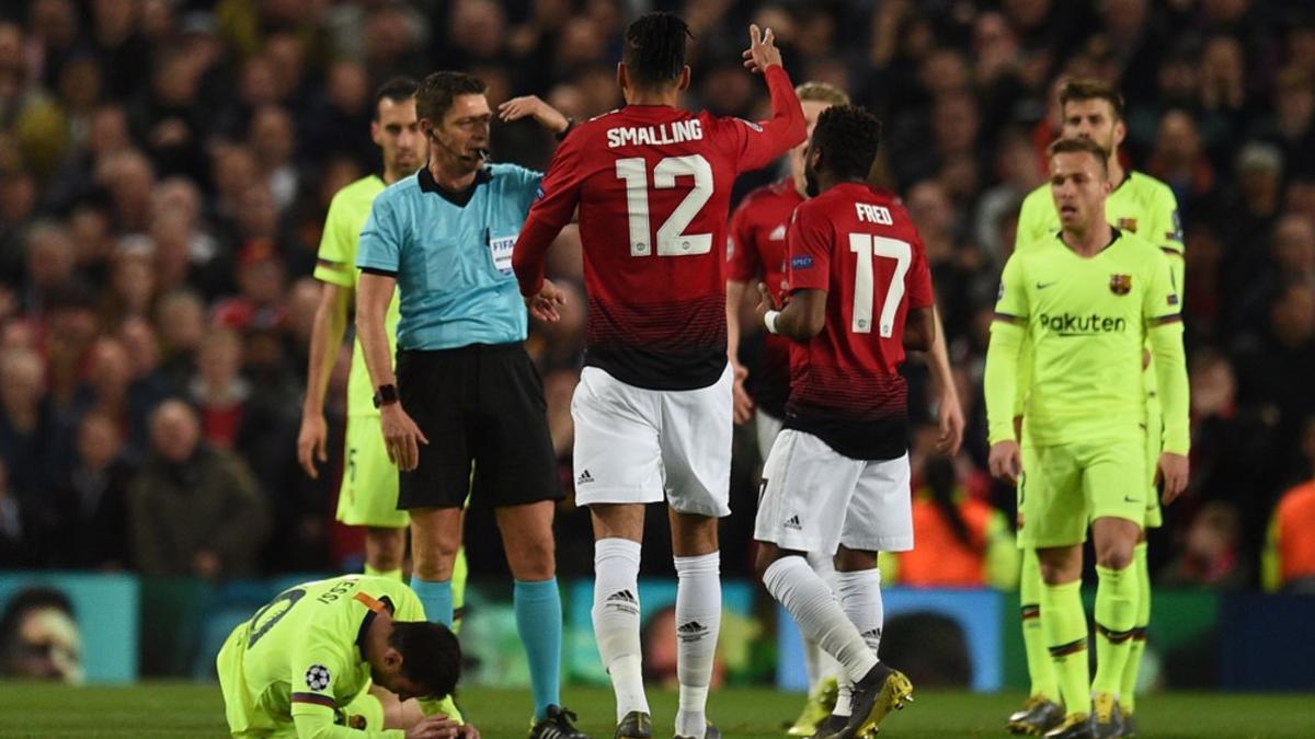 Leo Messi sangró por la nariz y sufrió un fuerte golpe en el párpado tras el choque con Smalling durante el partido de ida de cuartos de final de Liga de Campeones entre el FC Barcelona y el Manchester United.