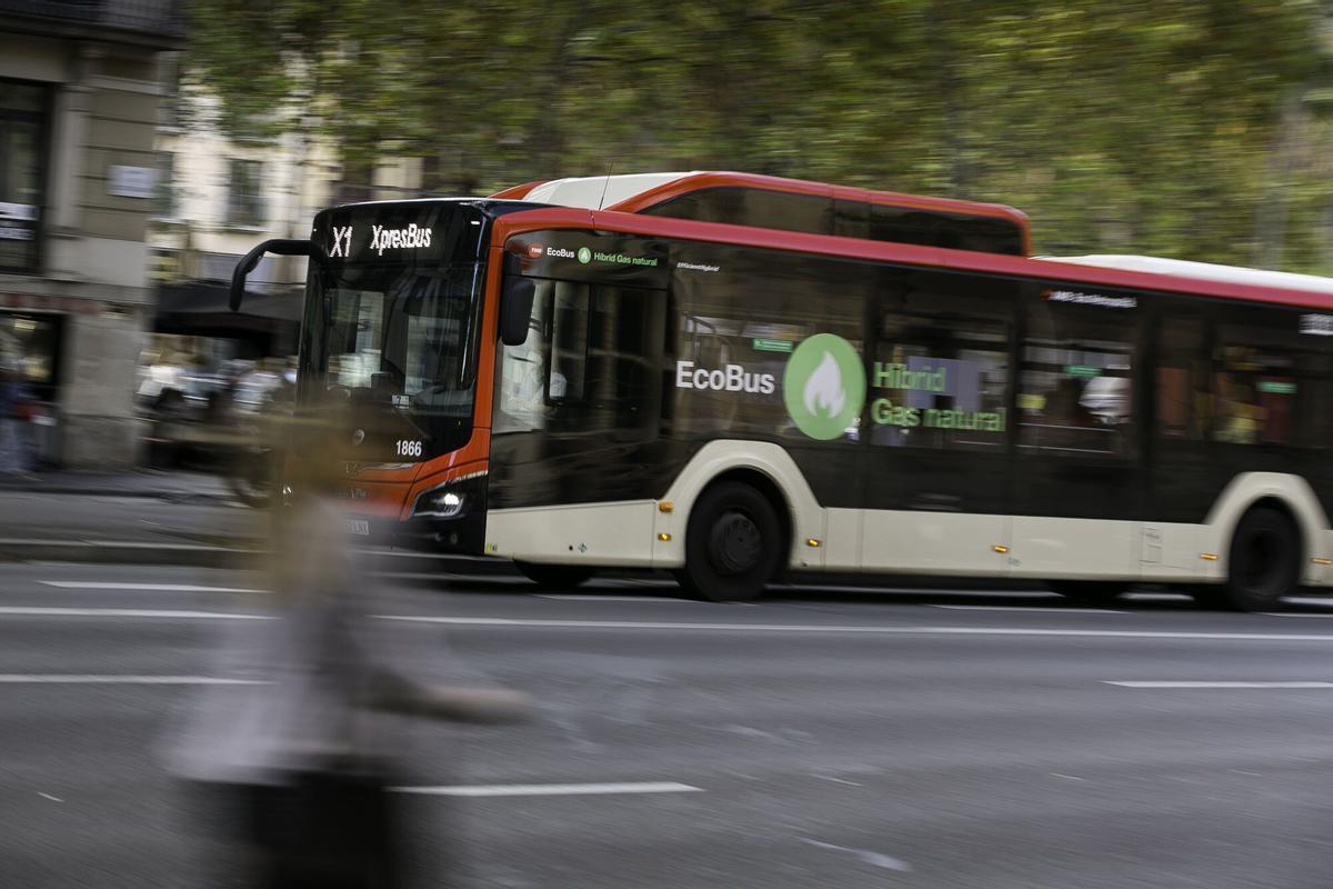 Un bus circula por Barcelona.
