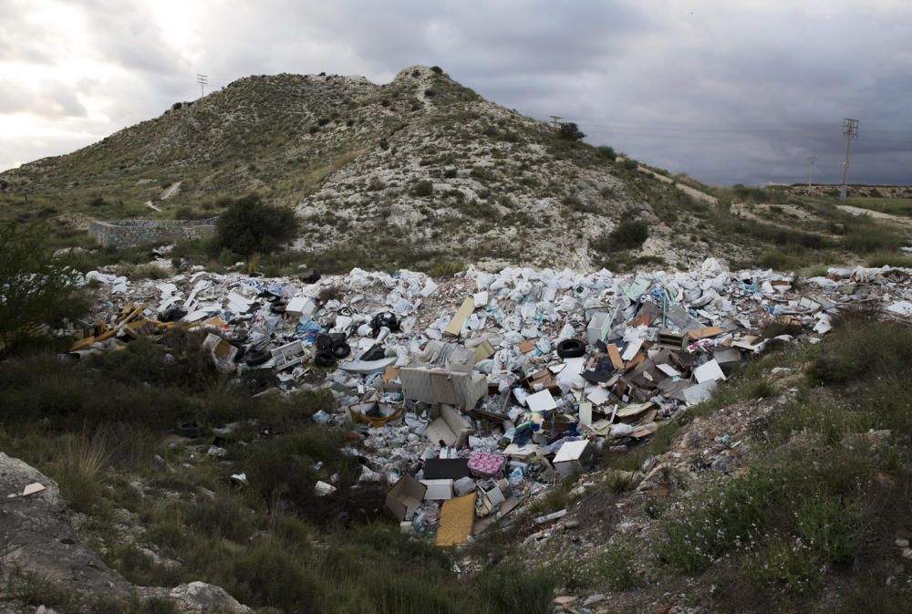 El Ayuntamiento limpiará los solares de Rabasa llenos de escombros