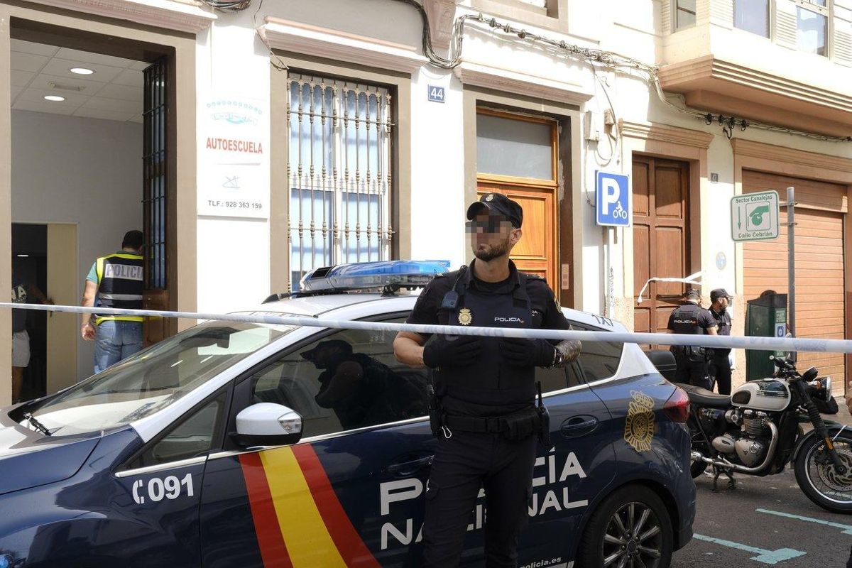 GRAFCAN7115. LAS PALMAS DE GRAN CANARIA (ESPAÑA), 30/09/2019.- Un policía vigila la entrada al edificio del centro de Las Palmas de Gran Canaria donde esta mañana un hombre ha matado a su expareja y, después, se ha suicidado. EFE/Ángel Medina GRAFCAN7115. LAS PALMAS DE GRAN CANARIA (ESPAÑA), 30/09/2019.- Un policía vigila la entrada al edificio del centro de Las Palmas de Gran Canaria donde esta mañana un hombre ha matado a su expareja y, después, se ha suicidado. EFE/Ángel Medina
