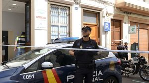 GRAFCAN7115. LAS PALMAS DE GRAN CANARIA (ESPAÑA), 30/09/2019.- Un policía vigila la entrada al edificio del centro de Las Palmas de Gran Canaria donde esta mañana un hombre ha matado a su expareja y, después, se ha suicidado. EFE/Ángel Medina