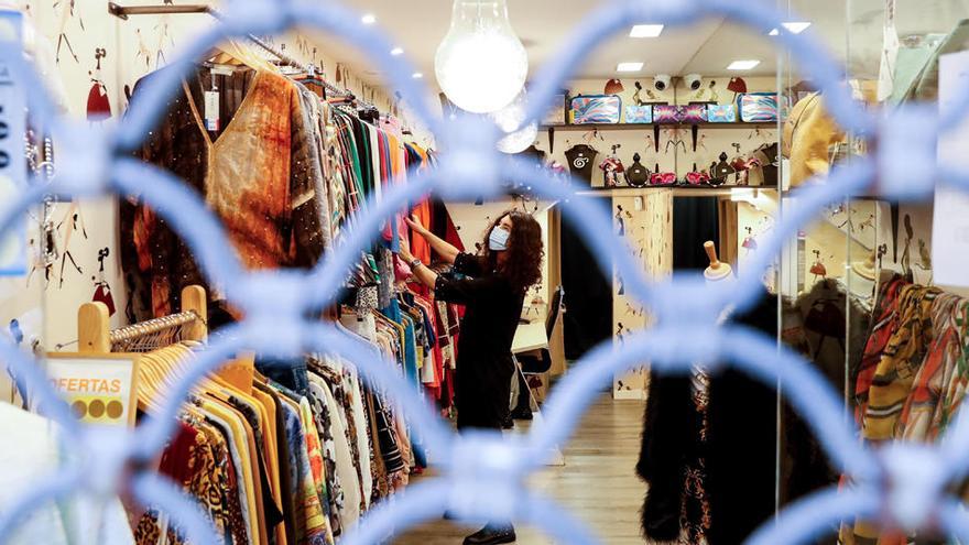 La propietaria de una tienda de ropa de la Parte Vieja de San SebastiÃ¡n prepara su comercio para poder abrir.