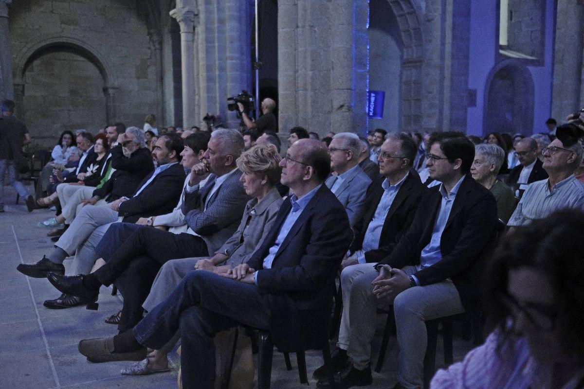 Otro plano de la representación institucional en el concierto.