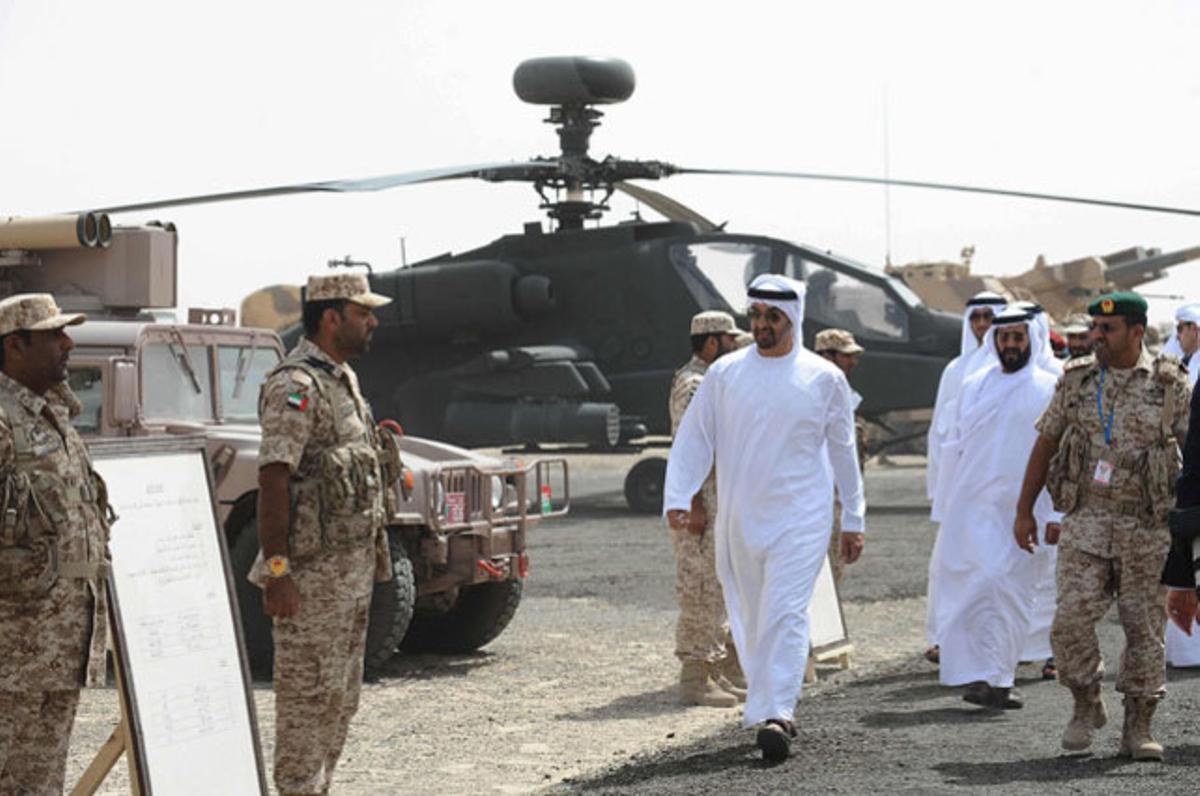Príncep d’Abu Dhabi, xeix Mohammad Bin Zaied Al-Nahian, arriba al desert del seu país per presenciar les maniobres militars conjuntes entre els Emirats Àrabs Units i l’Exèrcit francès.