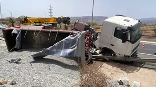 El vuelco de un camión provoca importantes retenciones en la GC-1 hacia Las Palmas de Gran Canaria
