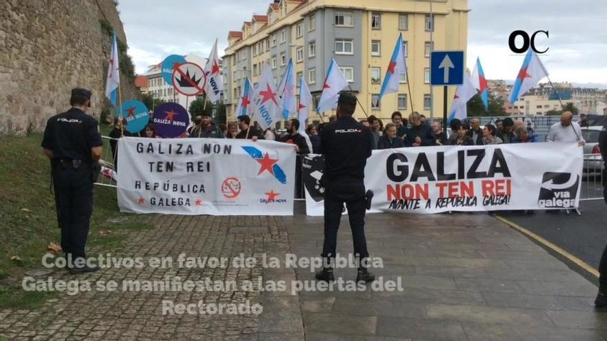 Colectivos republicanos protestan ante la visita del Rey a A Coruña