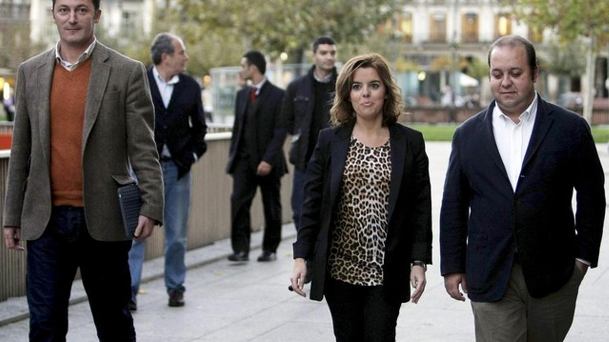 El diputado del PP Santiago Cervera (izquierda), junto a la vicepresidenta Soraya Sáenz de Santamaría, en octubre del 2010 en Pamplona.