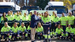 El alcalde de L’Hospitalet, David Quirós, posa con el equipo de limpieza, con los nuevos vehículos de fondo.
