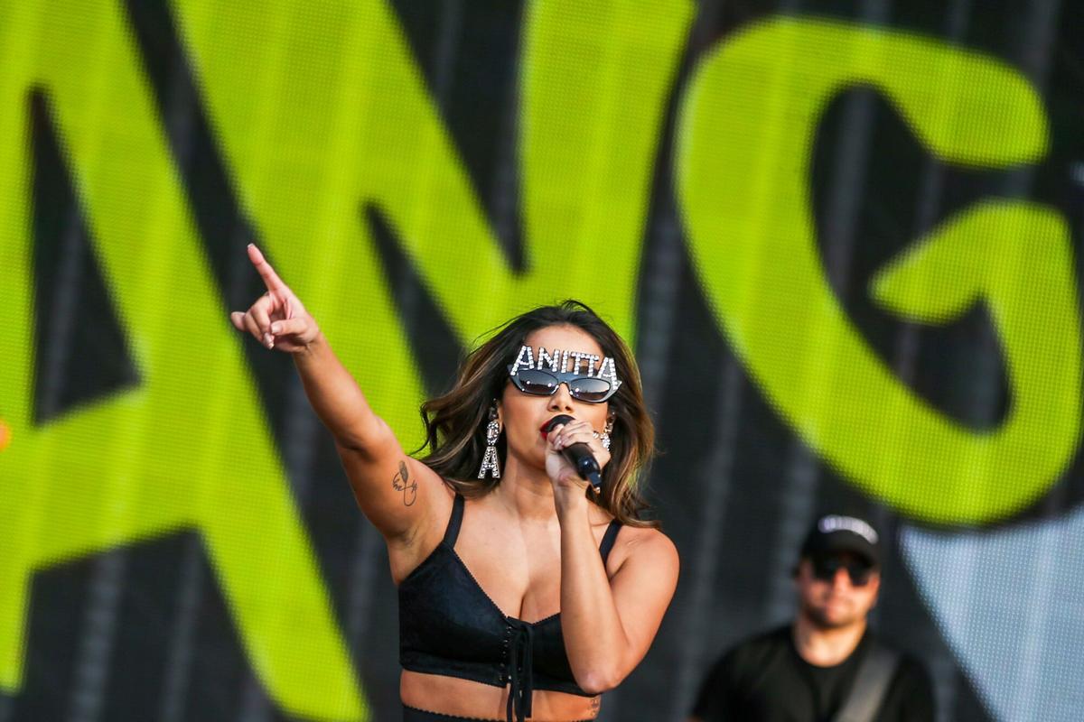Anitta anuncia que Shakira participará en una de las canciones de su próximo disco