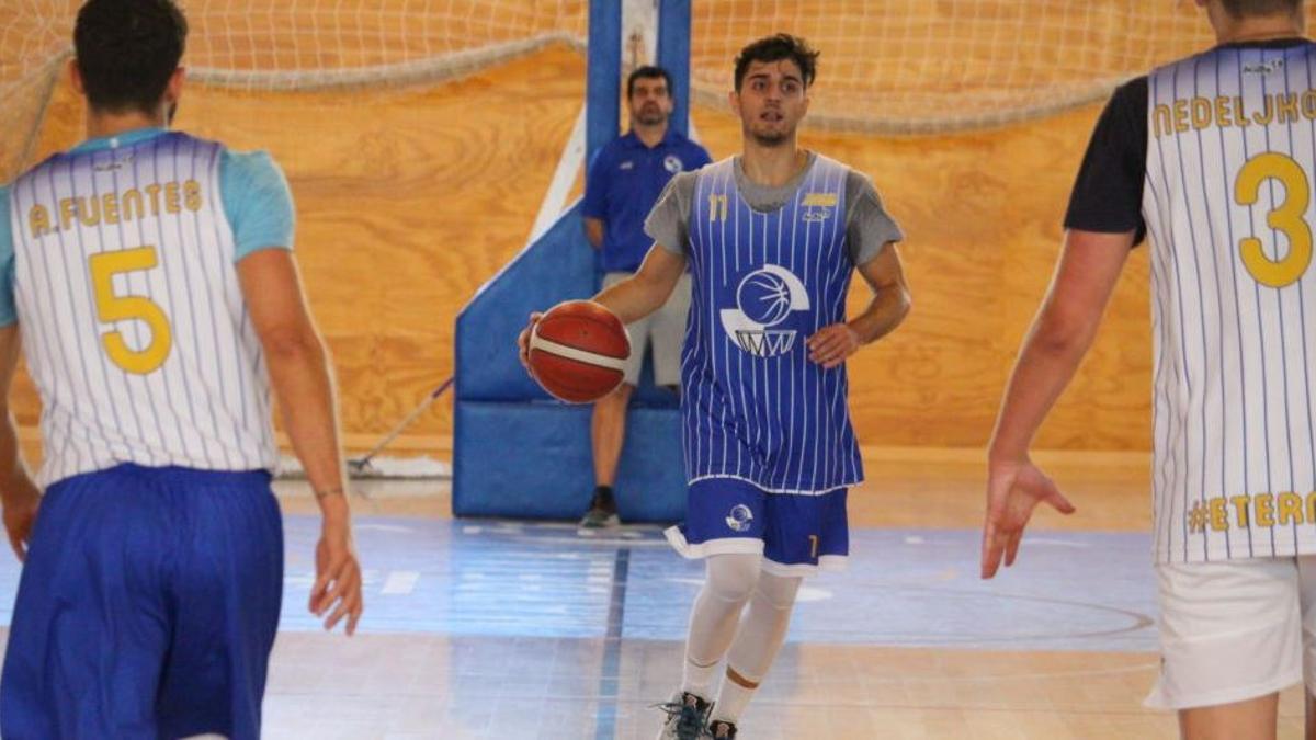 Jugadores del CB Marbella durante un partido de entrenamiento.