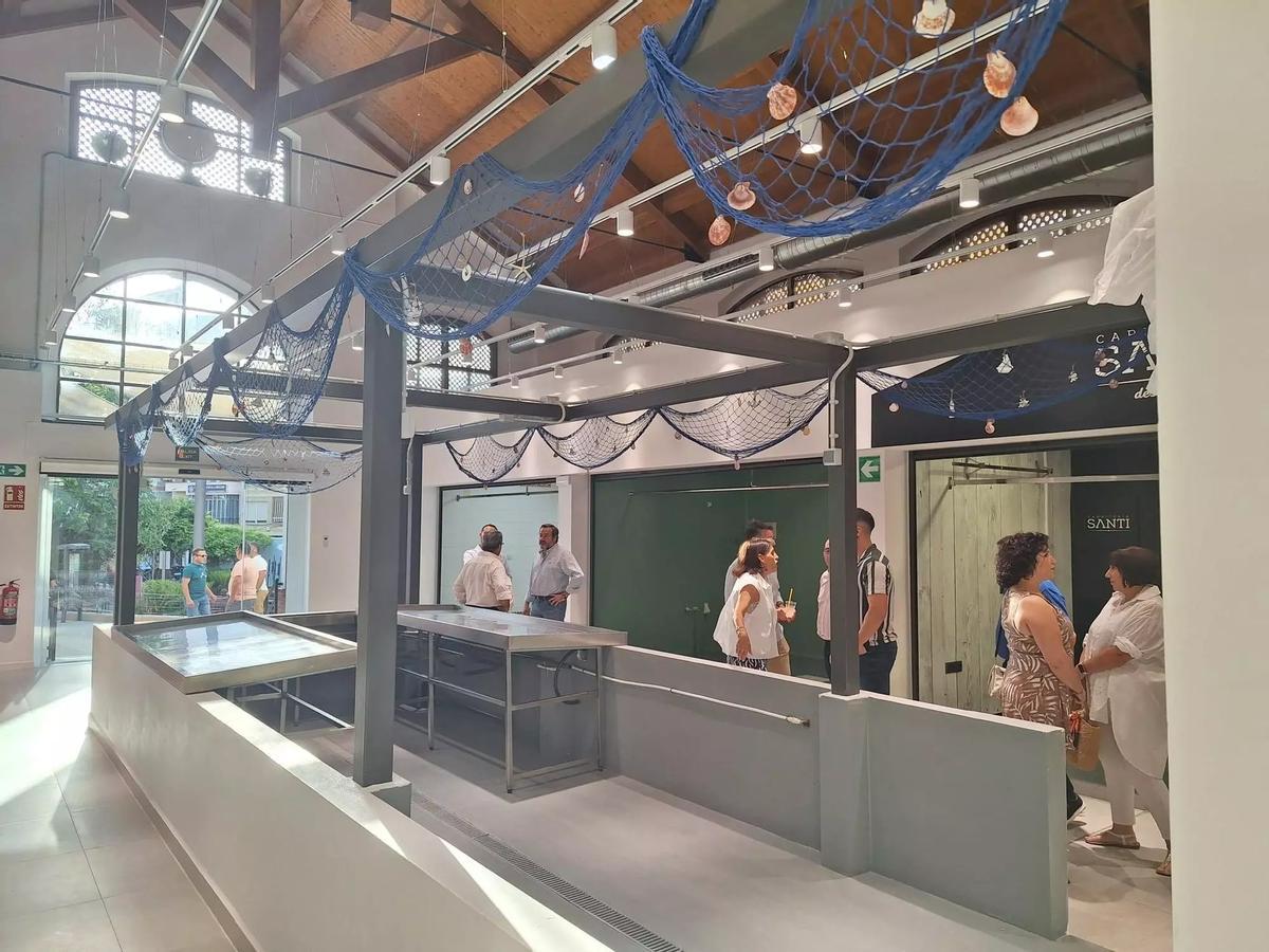 Interior del mercado de Puente Genli el día de su inauguración.