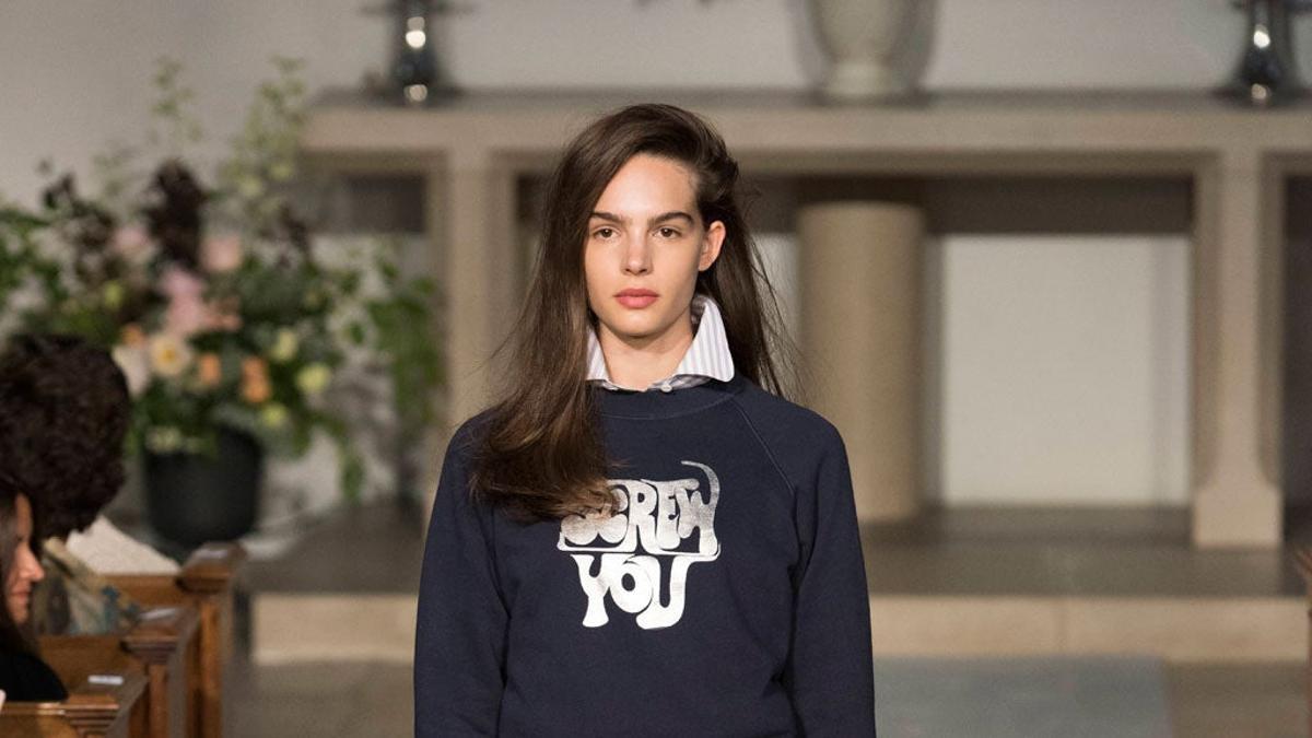 Desfile de Alexa Chung: falda vaquera con jersey