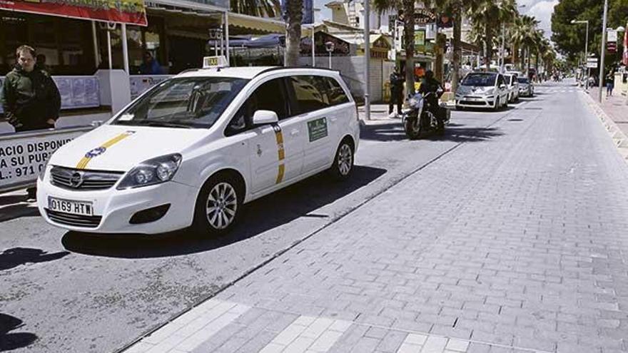 El pavimento de las calles Marbella y Llaüt, ejecutado hace menos de una década, está en muy mal estado y deberá ser sustituido.