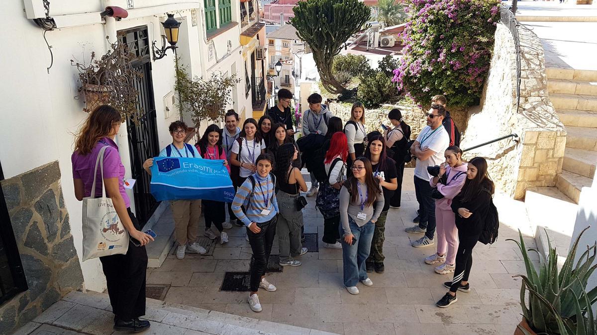 Un grupo de estudiantes de Erasmus en el Casco Antiguo de Alicante