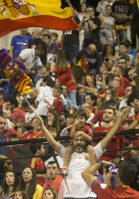 Miles de aficionados no han querido perderse el partido de la Roja