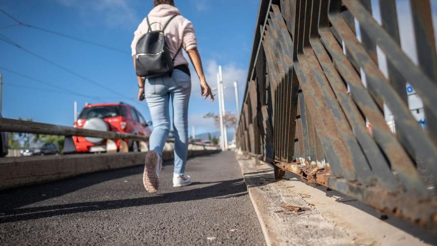 Los vecinos temen la caída a la autopista de la baranda del puente de la Pepsi Cola