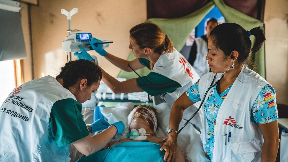 Un pacient en el tren medicalitzat de MSF a Ucraïna