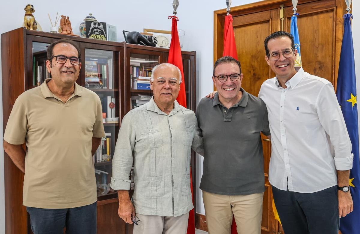 El pregonero, tercero por la izquierda, con el alcalde, el edil de Fiestas y el presidente de la Cofradía de los Santos Patronos