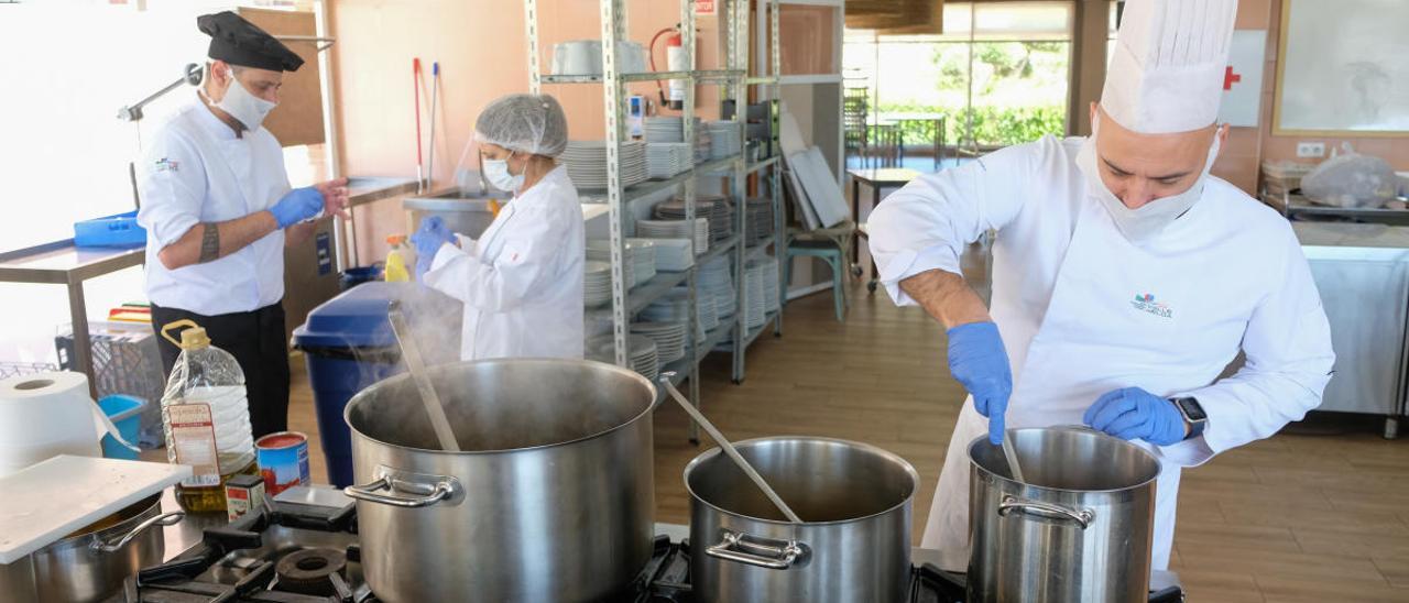 Profesores del Valle de Elda trabajando en la cocina del centro educativo