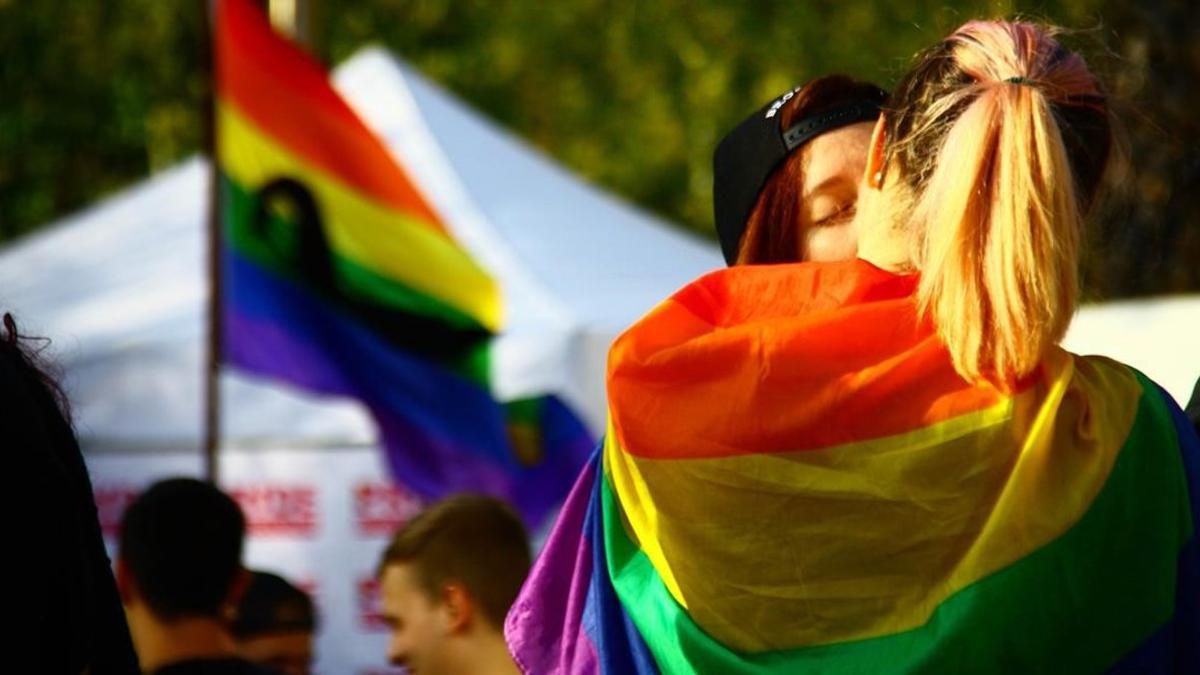 Una pareja durante la celebración del Orgullo LGTBI en Barcelona