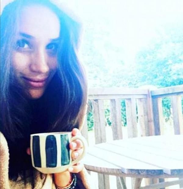 Selfie con taza de Meghan Markle de su cuenta borrada de Instagram