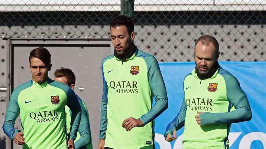 Denis Suárez, Busquets e Iniesta, en el entrenamiento de ayer del Barcelona.