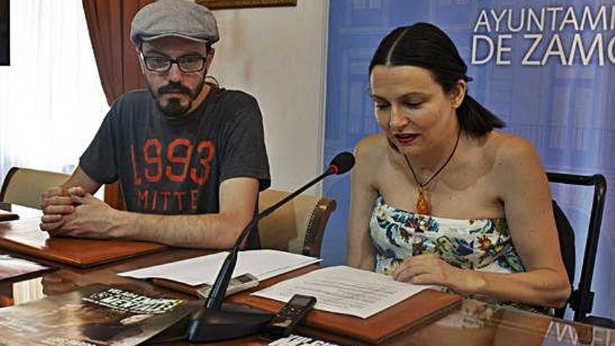 El mago y promotor Paco González junto a la concejala de Cultura, María Eugenia Cabezas.