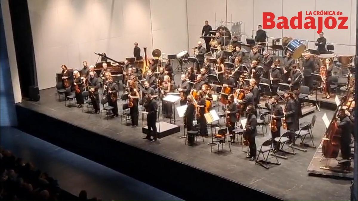 VÍDEO | Manifiesto de la Orquesta de Extremadura: los trabajadores muestran su "preocupación" por el traslado del centro de salud Los Pinos de Badajoz